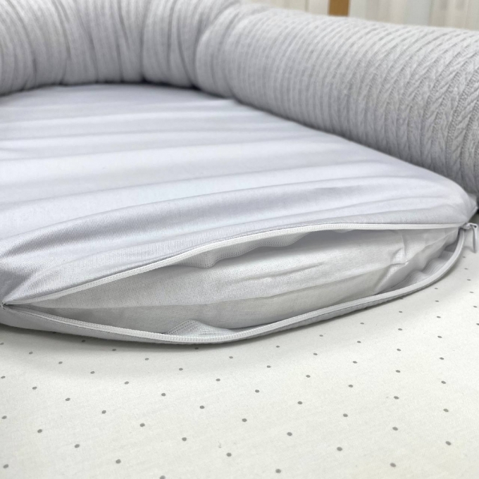 Paturica bebe din satin si material tricotat cu pilota si fundita, gri (3)